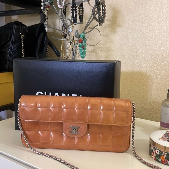 CHANEL Chocolate Bar Flap Bag Quilted Patent East West - Picture 1 of 2